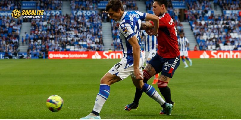 Không khí nóng bỏng trên sân khi Osasuna vs Real Sociedad tranh chấp quyết liệt từng pha bóng giữa sân